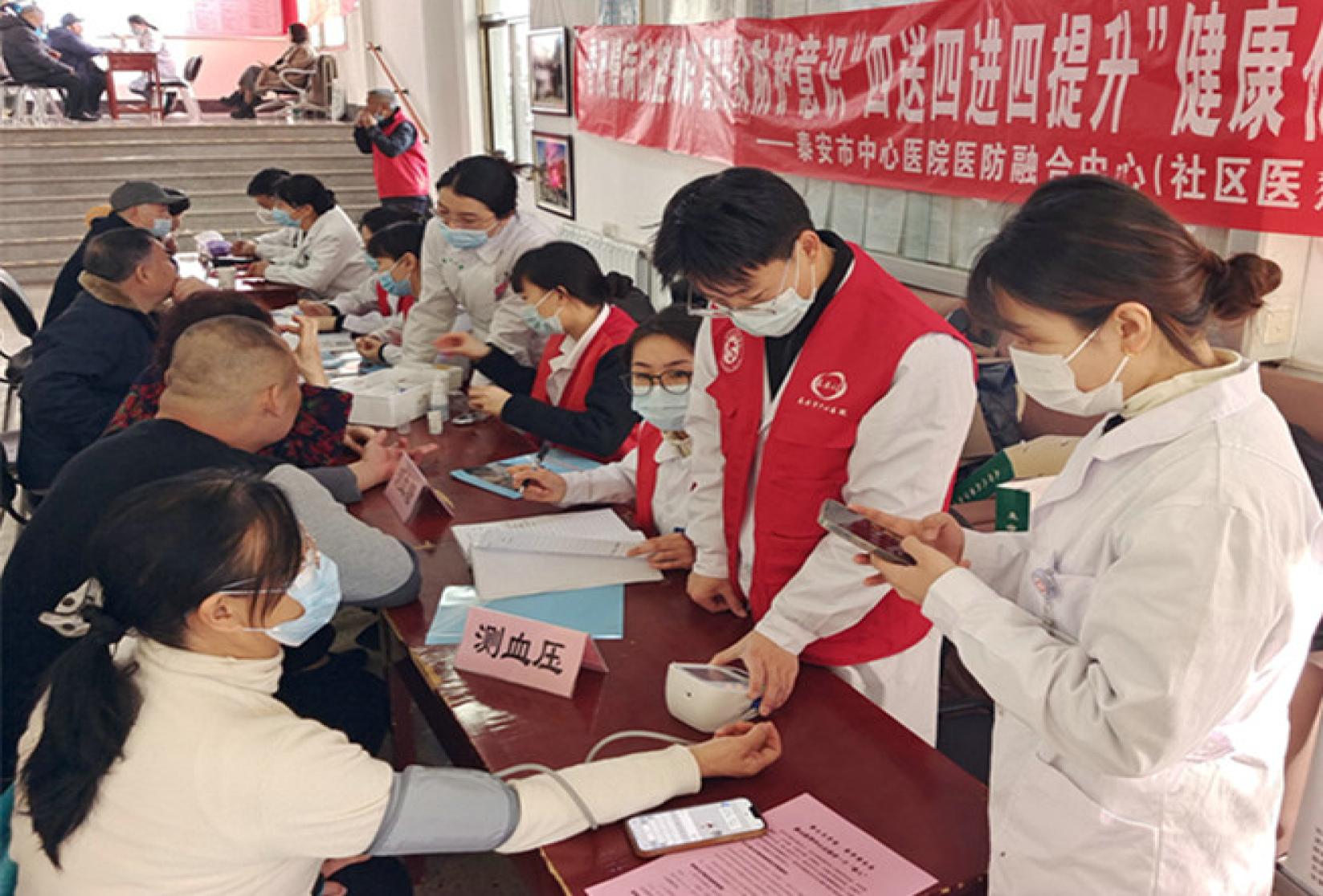 泰安市老年大学联合泰安市中心医院开展“健康义诊进校园 关爱师生零距离”送健康活动