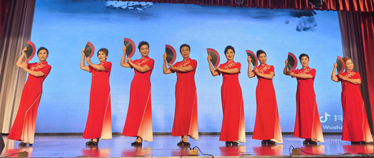 13.旗袍秀《水墨中国》华新老年学校.jpg