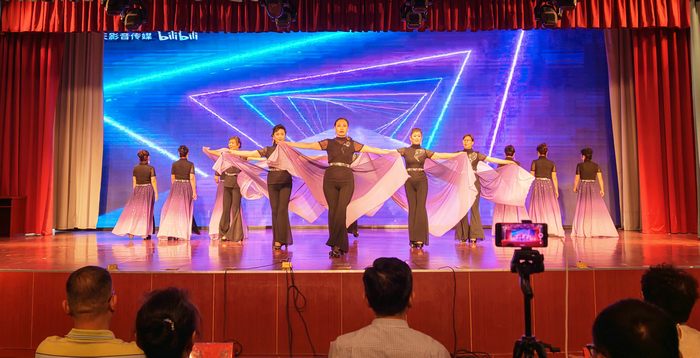 10.时装表演《曼妙腰纱秀》时装表演班.jpg