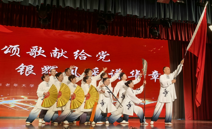 4.太极组合《红旗颂》太极组合表演班.jpg