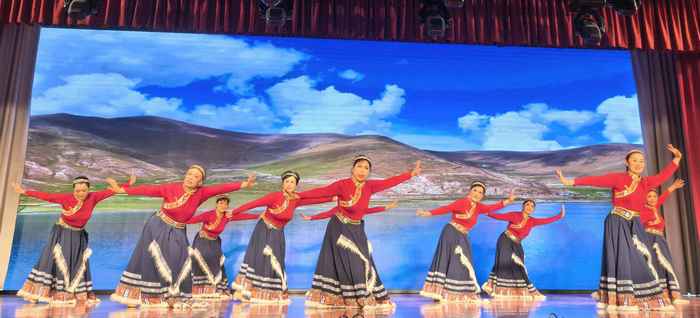 12.民族舞《雪域卓玛》 秧歌表演班.jpg